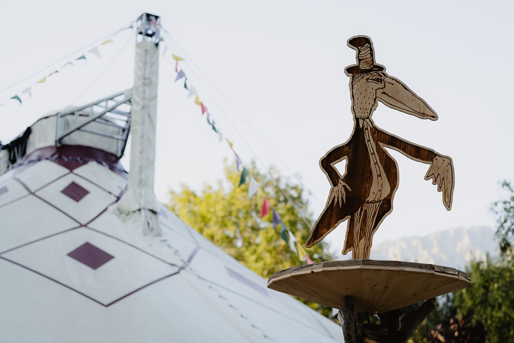 Das Maskottchen des Festivals ist ein Rabe aus Holz und heißt Krapoldi