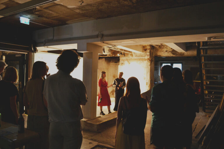 Aufnahme der Ausstellungseröffnung von Echo of the Cracks
